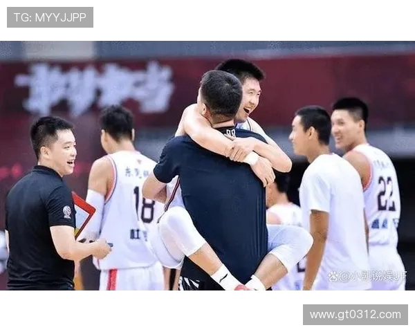 成都篮球队团队协作引发热议球迷对战术配合和球员默契提出不同看法